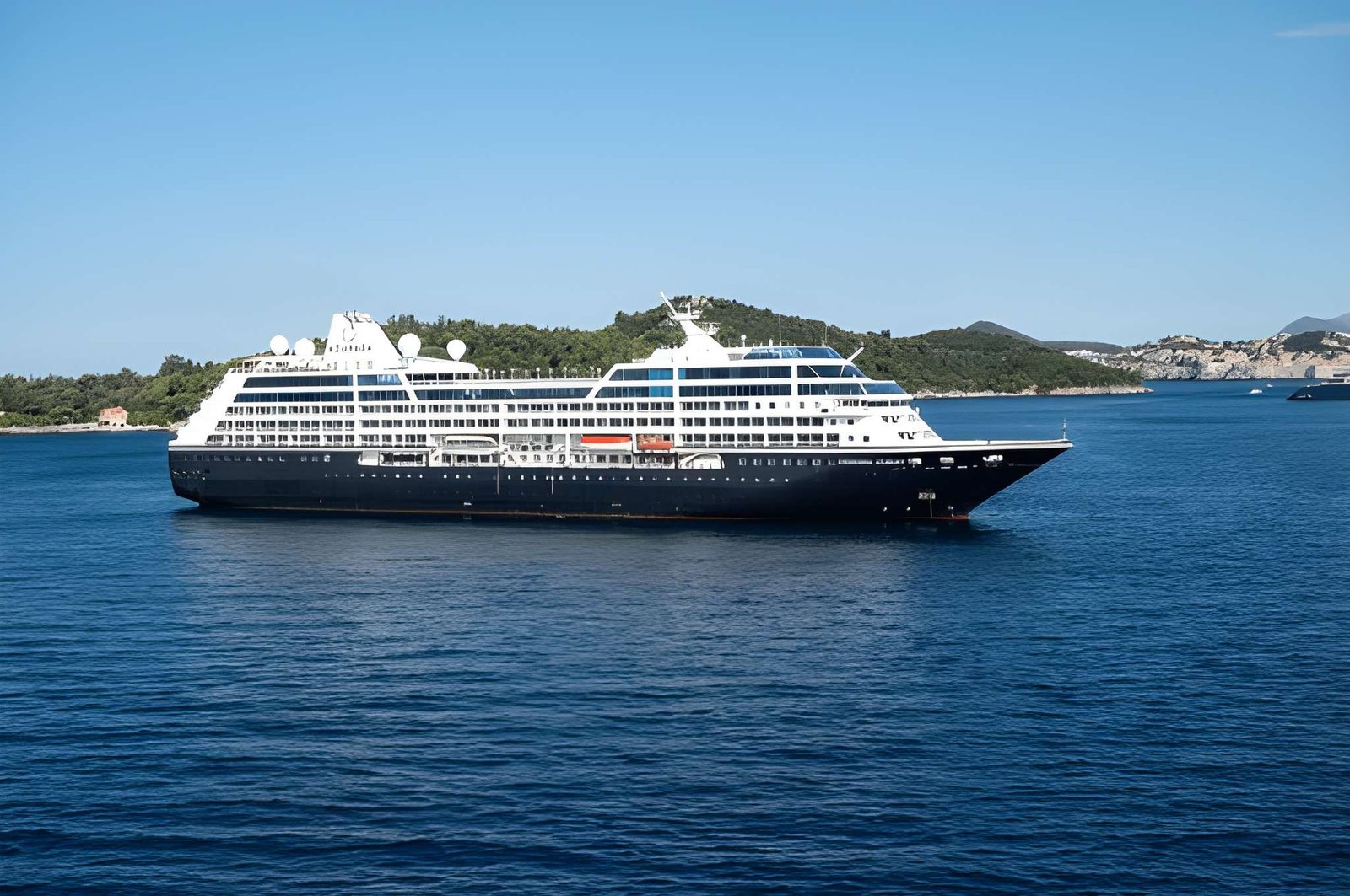 Vietnam Highlights: Ho Chi Minh City, Hue, Intensive Cruise & Hong Kong – 11 Nights